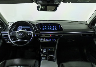 Подержанный автомобиль Hyundai Sonata 2021 года (15 фото)