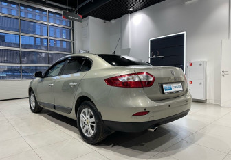 Подержанный автомобиль Renault Fluence 2014 года (7 фото)
