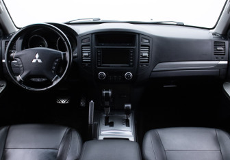 Подержанный автомобиль Mitsubishi Pajero 2011 года (13 фото)