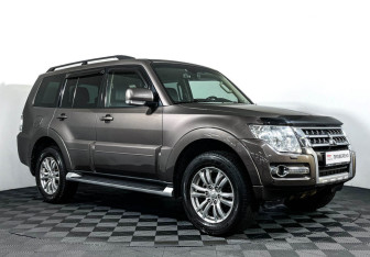 Подержанный автомобиль Mitsubishi Pajero 2015 года (3 фото)