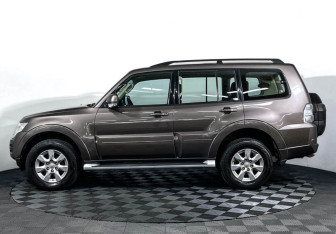 Подержанный автомобиль Mitsubishi Pajero 2015 года (8 фото)