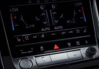 Подержанный автомобиль Audi Q8 2019 года (17 фото)