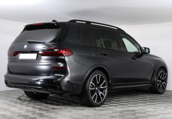 Подержанный автомобиль BMW X7 2022 года (2 фото)