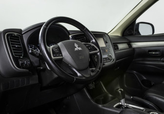 Подержанный автомобиль Mitsubishi Outlander 2013 года (11 фото)