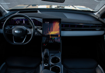 Подержанный автомобиль Geely Atlas 2024 года (21 фото)