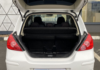 Подержанный автомобиль Nissan Tiida Hatchback 2013 года (10 фото)