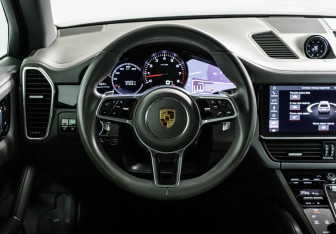 Подержанный автомобиль Porsche Cayenne 2020 года (11 фото)