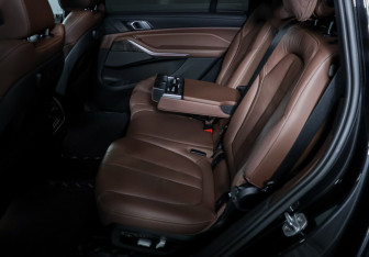 Подержанный автомобиль BMW X7 2020 года (10 фото)