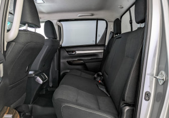 Подержанный автомобиль Toyota Hilux 2022 года (18 фото)
