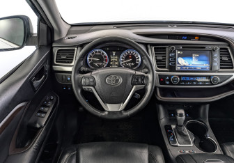 Подержанный автомобиль Toyota Highlander 2015 года (21 фото)
