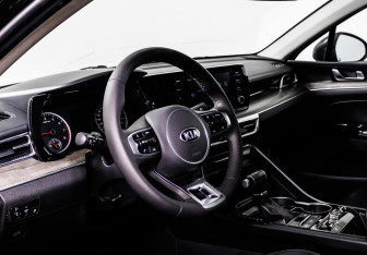 Подержанный автомобиль Kia K5 2020 года (12 фото)