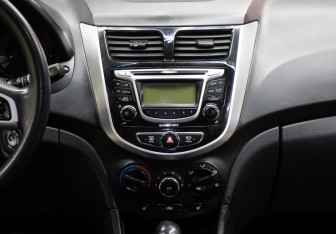 Подержанный автомобиль Hyundai Solaris Hatchback 2012 года (15 фото)