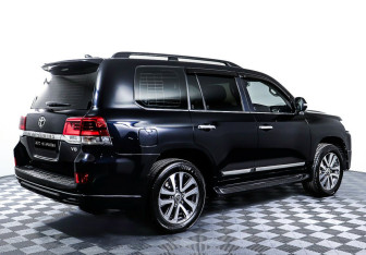 Подержанный автомобиль Toyota Land Cruiser Suv 2016 года (5 фото)