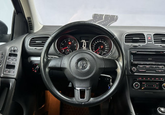 Подержанный автомобиль Volkswagen Golf Hatchback 2012 года (15 фото)