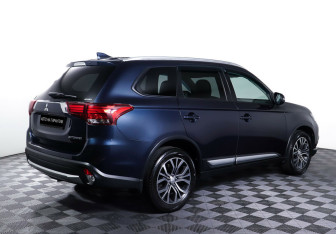 Подержанный автомобиль Mitsubishi Outlander 2018 года (5 фото)