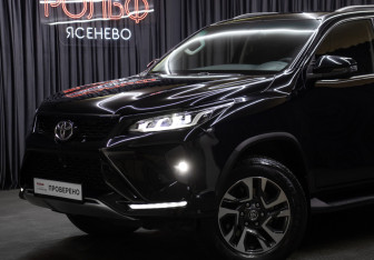 Подержанный автомобиль Toyota Fortuner 2022 года (25 фото)