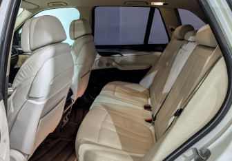 Подержанный автомобиль BMW X5 2015 года (12 фото)