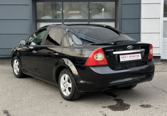 Подержанный автомобиль Ford Focus Sedan 2011 года (7 фото)