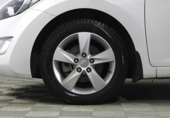 Подержанный автомобиль Hyundai Elantra Sedan 2013 года (6 фото)