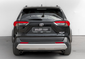 Подержанный автомобиль Toyota RAV4 2024 года (6 фото)