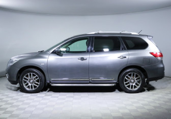 Подержанный автомобиль Nissan Pathfinder 2015 года (8 фото)