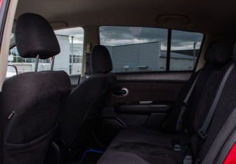 Подержанный автомобиль Nissan Tiida Hatchback 2012 года (10 фото)