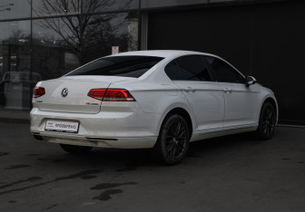 Подержанный автомобиль Volkswagen Passat Sedan 2016 года (4 фото)