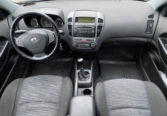 Подержанный автомобиль Kia Ceed Wagon 2009 года (10 фото)