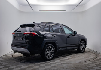Подержанный автомобиль Toyota RAV4 2023 года (5 фото)