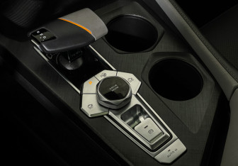 Подержанный автомобиль Changan UNI-V 2023 года (17 фото)