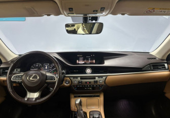 Подержанный автомобиль Lexus ES 2016 года (12 фото)