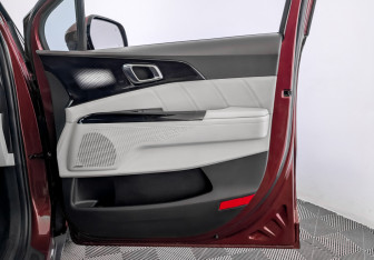 Подержанный автомобиль Kia Carnival 2022 года (25 фото)