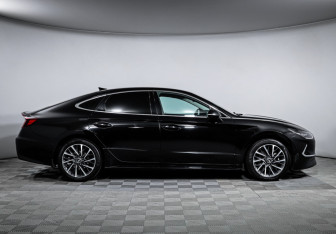 Подержанный автомобиль Hyundai Sonata 2021 года (4 фото)