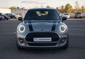 Подержанный автомобиль MINI Hatch 2020 года (2 фото)