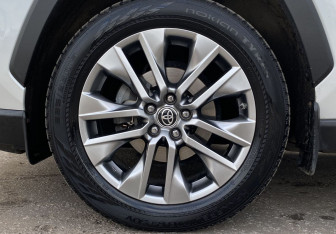 Подержанный автомобиль Toyota RAV4 2019 года (9 фото)