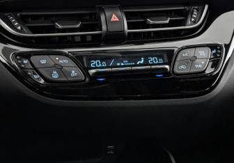 Подержанный автомобиль Toyota C-HR 2021 года (27 фото)