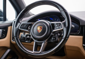 Подержанный автомобиль Porsche Cayenne 2018 года (15 фото)