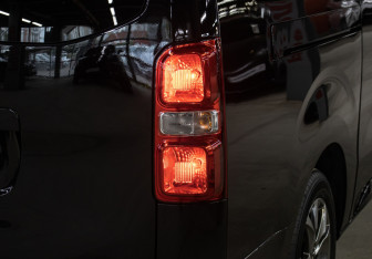 Подержанный автомобиль Peugeot Traveller 2020 года (28 фото)