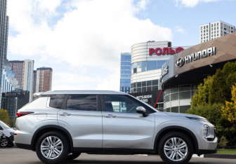 Подержанный автомобиль Mitsubishi Outlander 2022 года (3 фото)