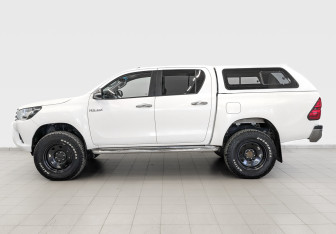 Подержанный автомобиль Toyota Hilux 2016 года (8 фото)