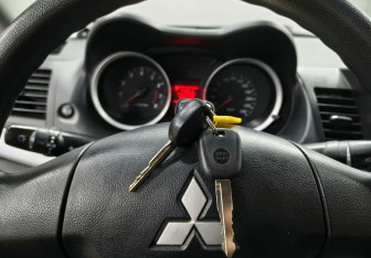 Подержанный автомобиль Mitsubishi Lancer Sedan 2011 года (15 фото)