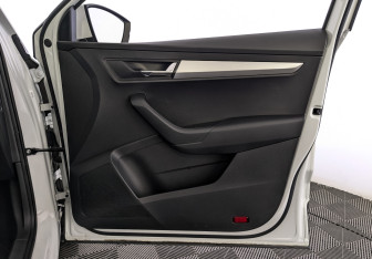 Подержанный автомобиль Skoda Karoq 2021 года (25 фото)