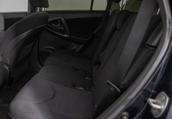 Подержанный автомобиль Toyota RAV4 2010 года (11 фото)