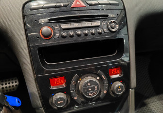 Подержанный автомобиль Peugeot 308 Hatchback 2011 года (16 фото)