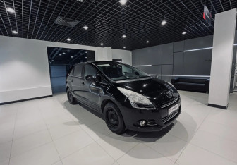 Подержанный автомобиль Peugeot 5008 Compactvan 2011 года (6 фото)