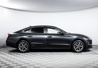 Подержанный автомобиль Hyundai Sonata 2021 года (4 фото)