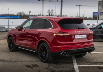 Подержанный автомобиль Porsche Cayenne 2015 года (7 фото)