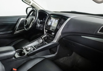 Подержанный автомобиль Mitsubishi Montero Sport 2022 года (9 фото)