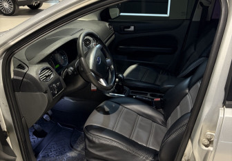 Подержанный автомобиль Ford Focus Sedan 2006 года (7 фото)