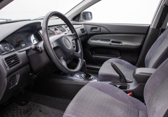 Подержанный автомобиль Mitsubishi Lancer Sedan 2004 года (10 фото)